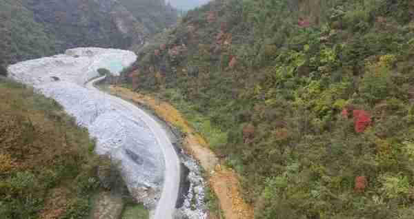 村庄河边堆放大量重晶石，湖北十堰竹山县官方：对人体无危害