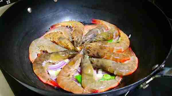 做大虾，最忌加水煮，教你正确做法，虾肉细腻不柴，味道鲜美不腥