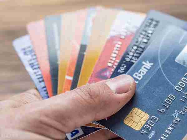 信用卡消费免息+免年费，银行还很积极，有什么猫腻？